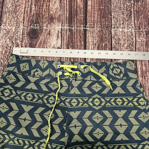 Under Armour Mens Swim Trunks Heatgear Loose Unlined Yellow Blue Pattern Size 32 - Picture 7 of 9